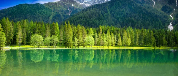 Blick auf einen alpinen See — Stockfoto