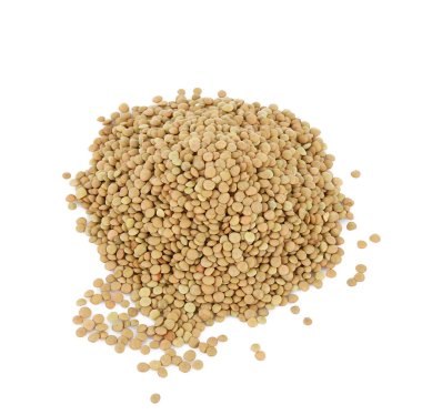 Beyaz arka planda kuru mercimek