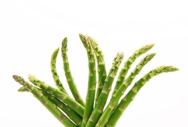 beyaz arkaplanda kuşkonmaz