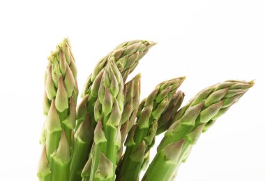 beyaz arkaplanda kuşkonmaz