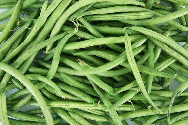 Beyaz arkaplanda yeşil fasulye