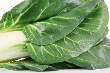 Beyaz arka plan üzerinde sebze kaburga