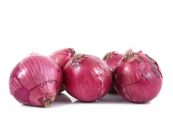 Cebollas rojas sobre fondo blanco —  Fotos de Stock