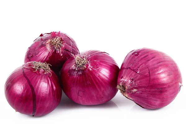 Beyaz arkaplanda kırmızı soğanlar