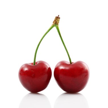 beyaz arkaplanda kirazlar