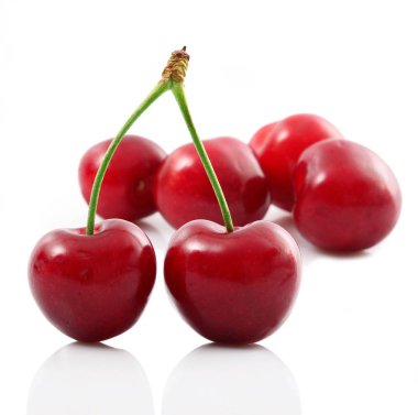 beyaz arkaplanda kirazlar