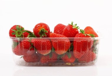 Beyaz arka planda çilekler