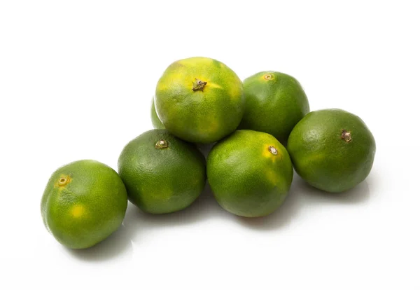 Mandarinas verdes sobre fondo blanco —  Fotos de Stock