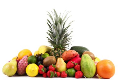 beyaz arkaplanda meyve