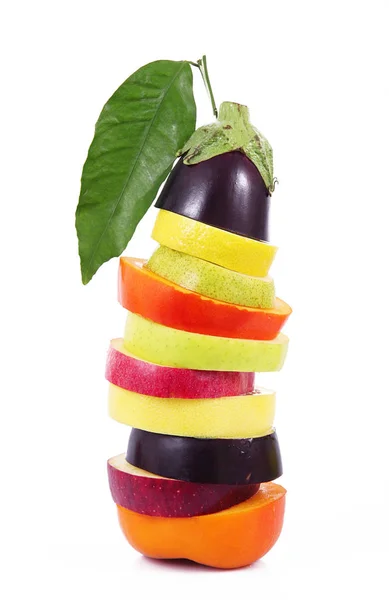 Fatias de frutas no fundo branco — Fotografia de Stock