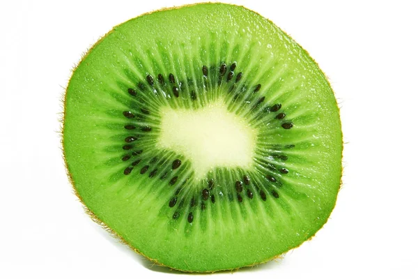 Kiwi de fatia no fundo branco — Fotografia de Stock