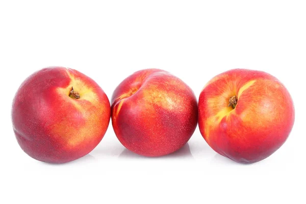 Персики на білому тлі — стокове фото