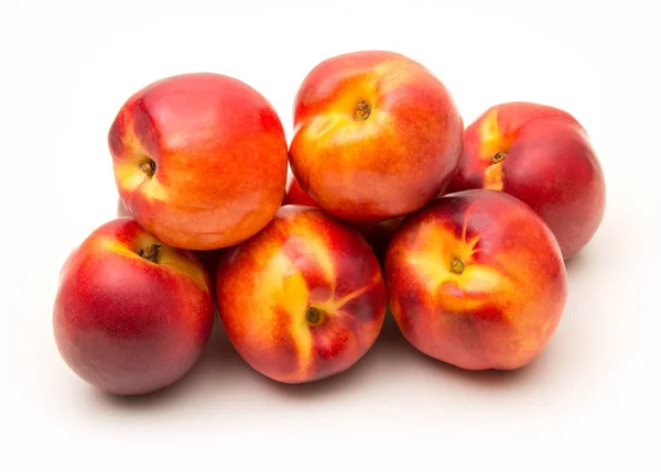Персики на белом фоне — стоковое фото