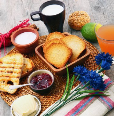 rustik ahşap masaya Servis Kahvaltı