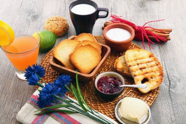 rustik ahşap masaya Servis Kahvaltı