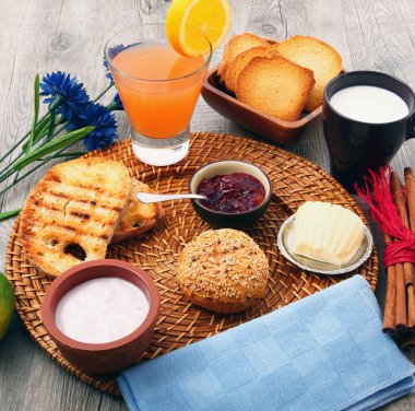 rustik ahşap masaya Servis Kahvaltı