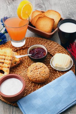 rustik ahşap masaya Servis Kahvaltı