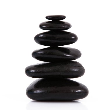 beyaz zemin üzerine yığılmış taşlar