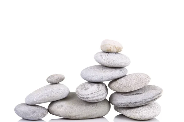 Gestapelte Steine auf weißem Hintergrund — Stockfoto
