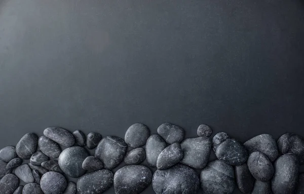 Piedras apiladas sobre fondo oscuro — Foto de Stock