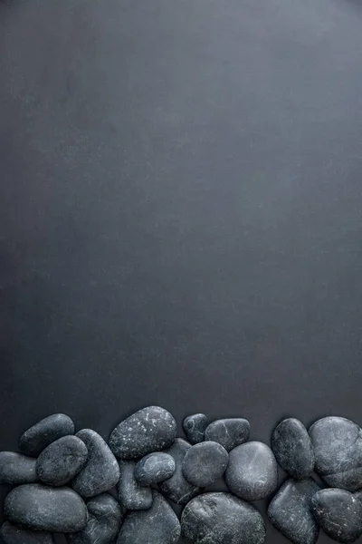 Piedras apiladas sobre fondo oscuro — Foto de Stock