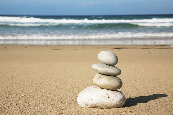Stacked stones in the beach — Stock Photo, Image