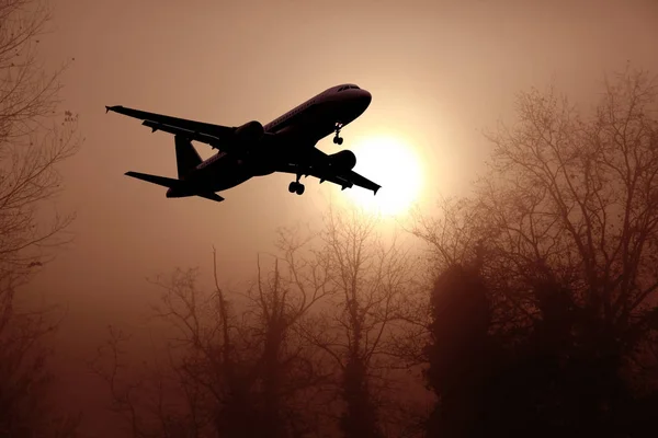 Αεροπλάνο που πετά στην ομίχλη — Φωτογραφία Αρχείου