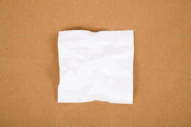 Karton arka planda beyaz sayfa