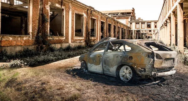 Coche quemado abandonado en la ruina aislada — Foto de Stock