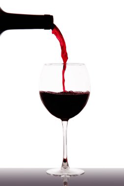 şarap beyaz arka planda