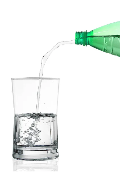 Bicchiere d'acqua su sfondo bianco — Foto Stock