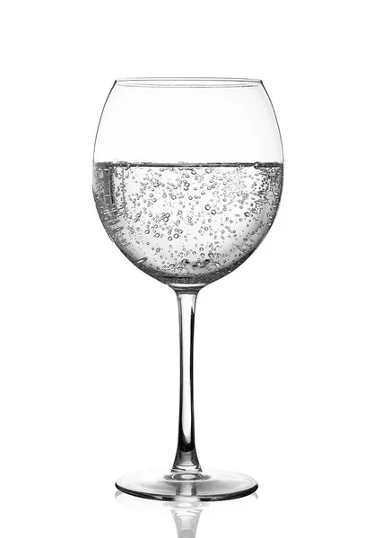 Glas Wasser auf weißem Hintergrund — Stockfoto