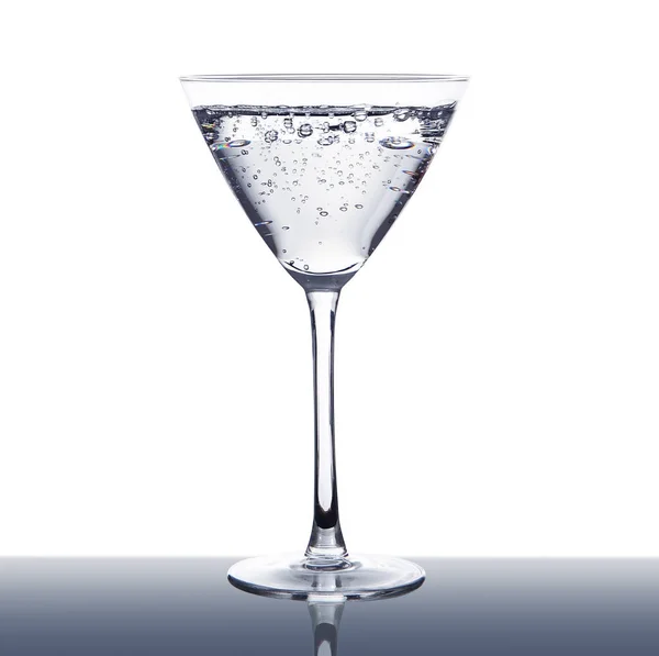 Vidro de água em fundo branco — Fotografia de Stock