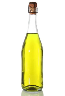 Beyaz arka planda sarı sıvı şişe