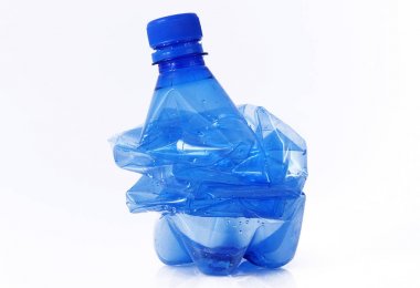 Beyaz arka planda plastik şişe