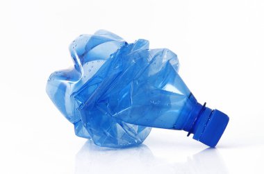 Beyaz arka planda plastik şişe