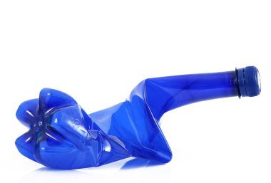Beyaz arka planda plastik şişe