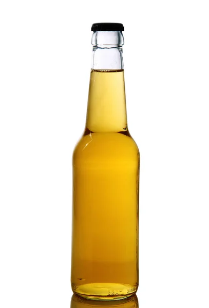 Garrafa de cerveja em fundo branco — Fotografia de Stock