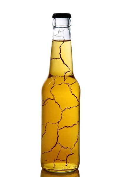 Garrafa quebrada de cerveja em fundo branco — Fotografia de Stock