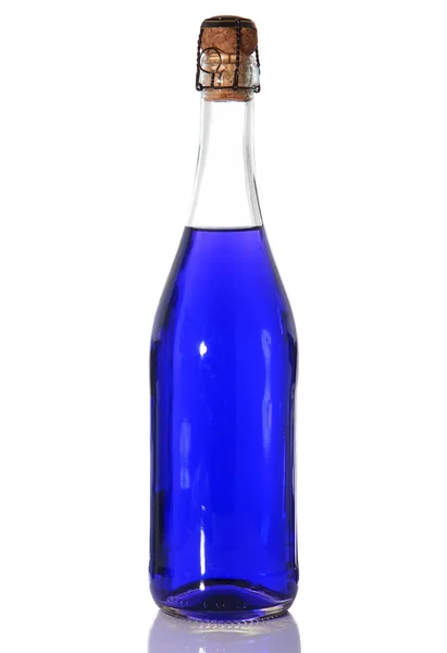Bottiglia con liquido blu su sfondo bianco — Foto Stock
