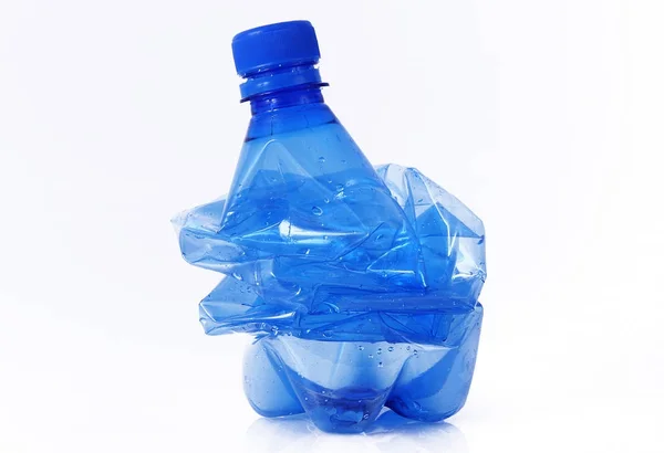 Bottiglia di plastica su sfondo bianco — Foto Stock