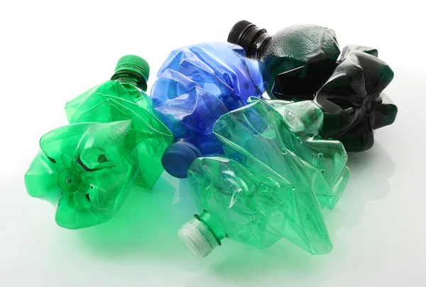 Műanyag palackok a fehér háttér — Stock Fotó