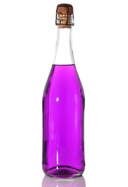 Láhev s purpurovou tekutinou v bílém pozadí — Stock fotografie