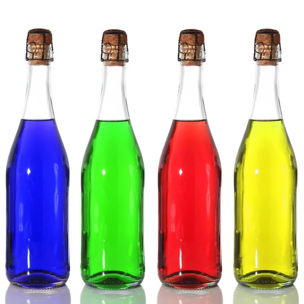Bottiglie colorate su sfondo bianco — Foto Stock