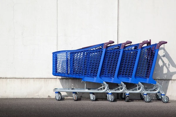 Bevásárlókocsik kívül szupermarket — Stock Fotó