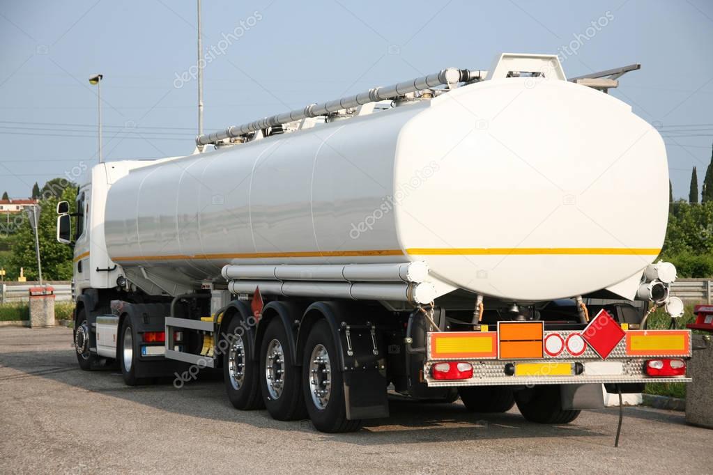 Tanker for the transport of solvent