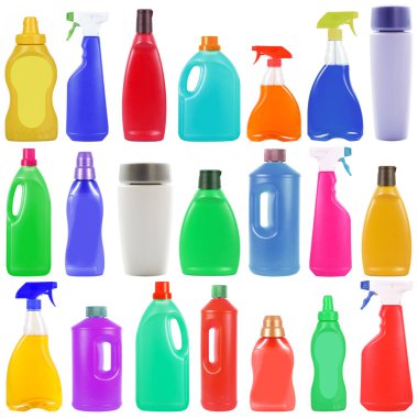 Beyaz arka planda plastik kaplar