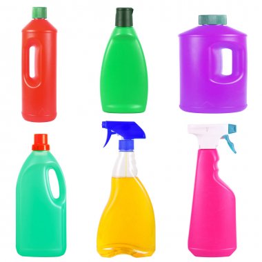Beyaz arka planda plastik kaplar