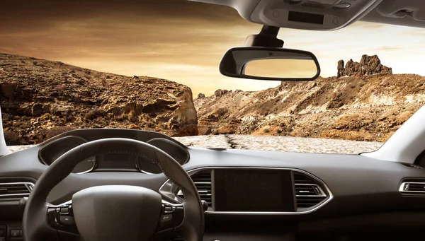 Widok na pustynnej drogi wewnątrz samochodu — Zdjęcie stockowe