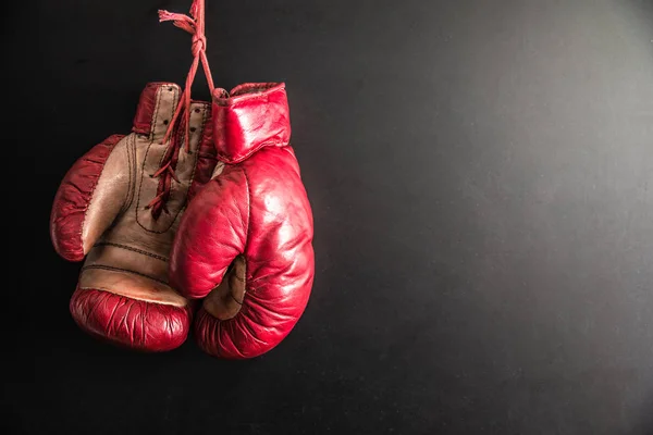 Guantes de boxeo aislados en fondo oscuro —  Fotos de Stock